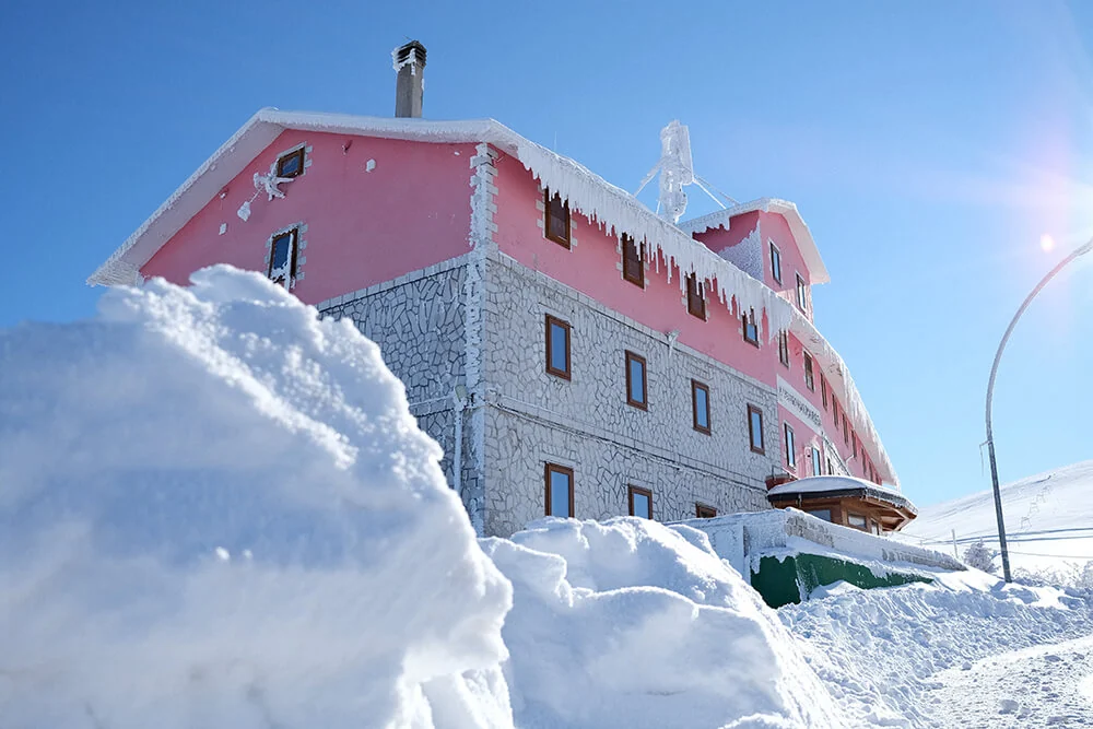 Albergo Mammarosa circondato dalla neve